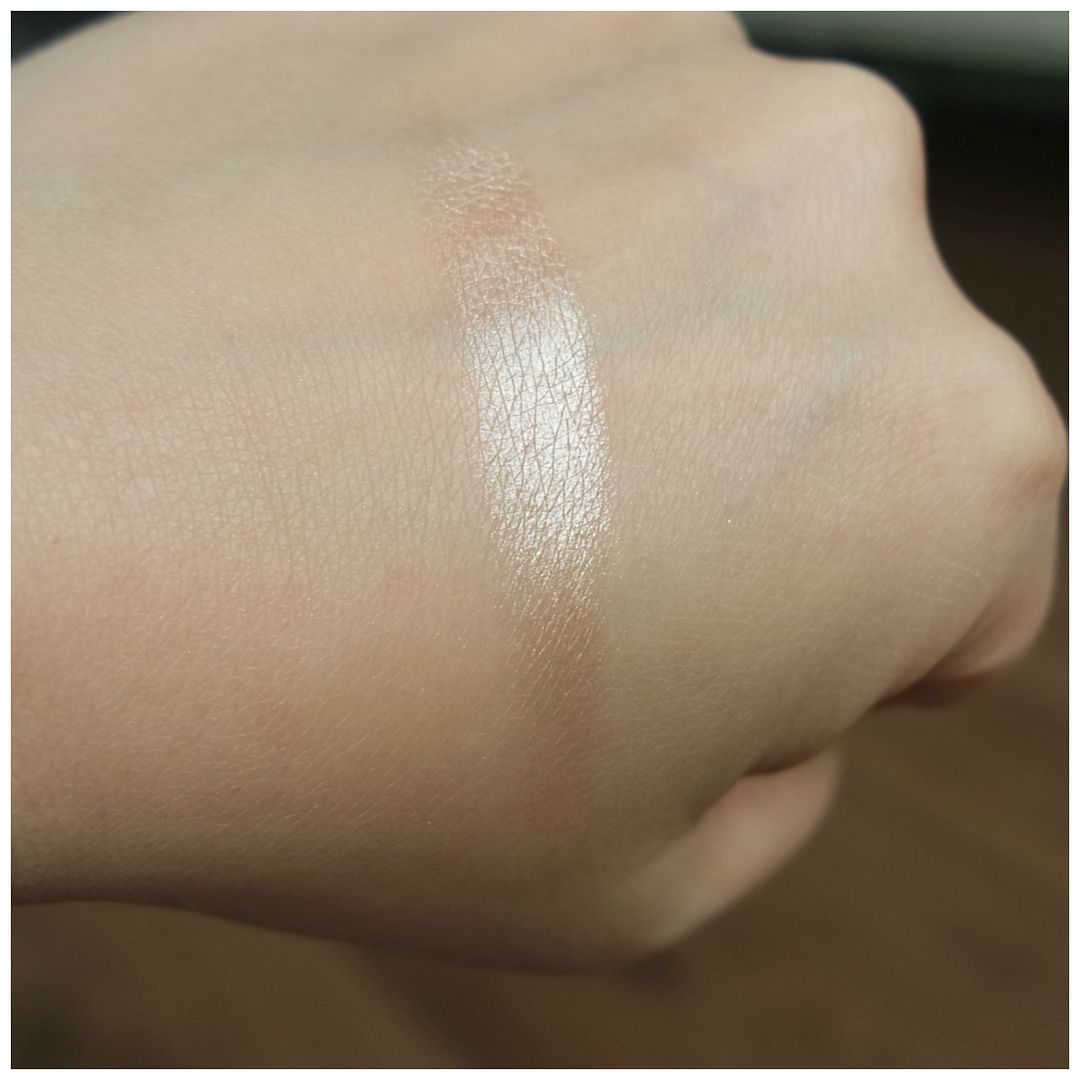 benefit cookie highlighter fair skin review swatch makeup look benefit cookie highlighter fair skin review swatch makeup look