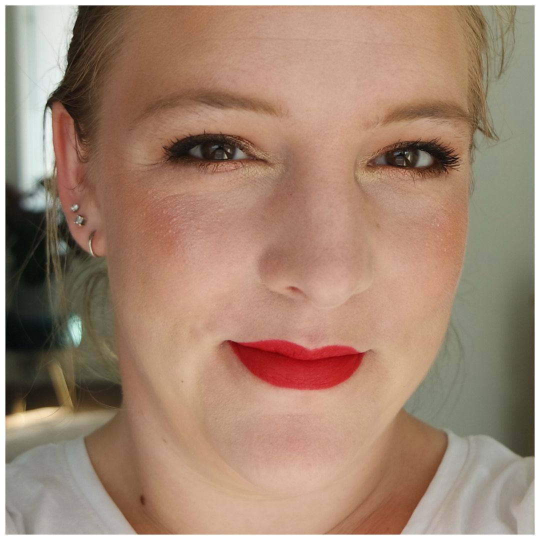 benefit gold rush mini box blush review swatch makeup look application benefit gold rush mini box blush review swatch makeup look application