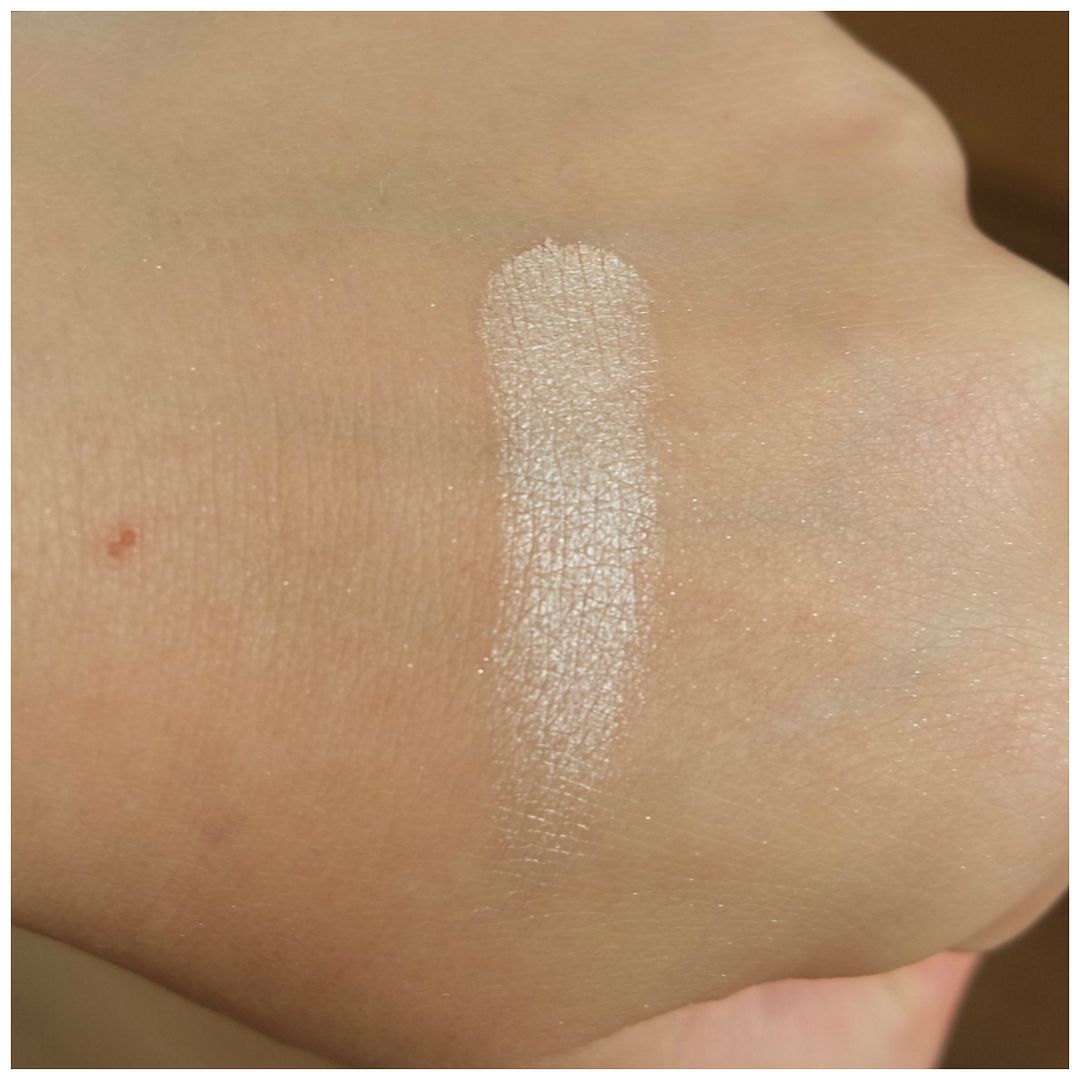 essence the highlighter review swatch makeup look application
