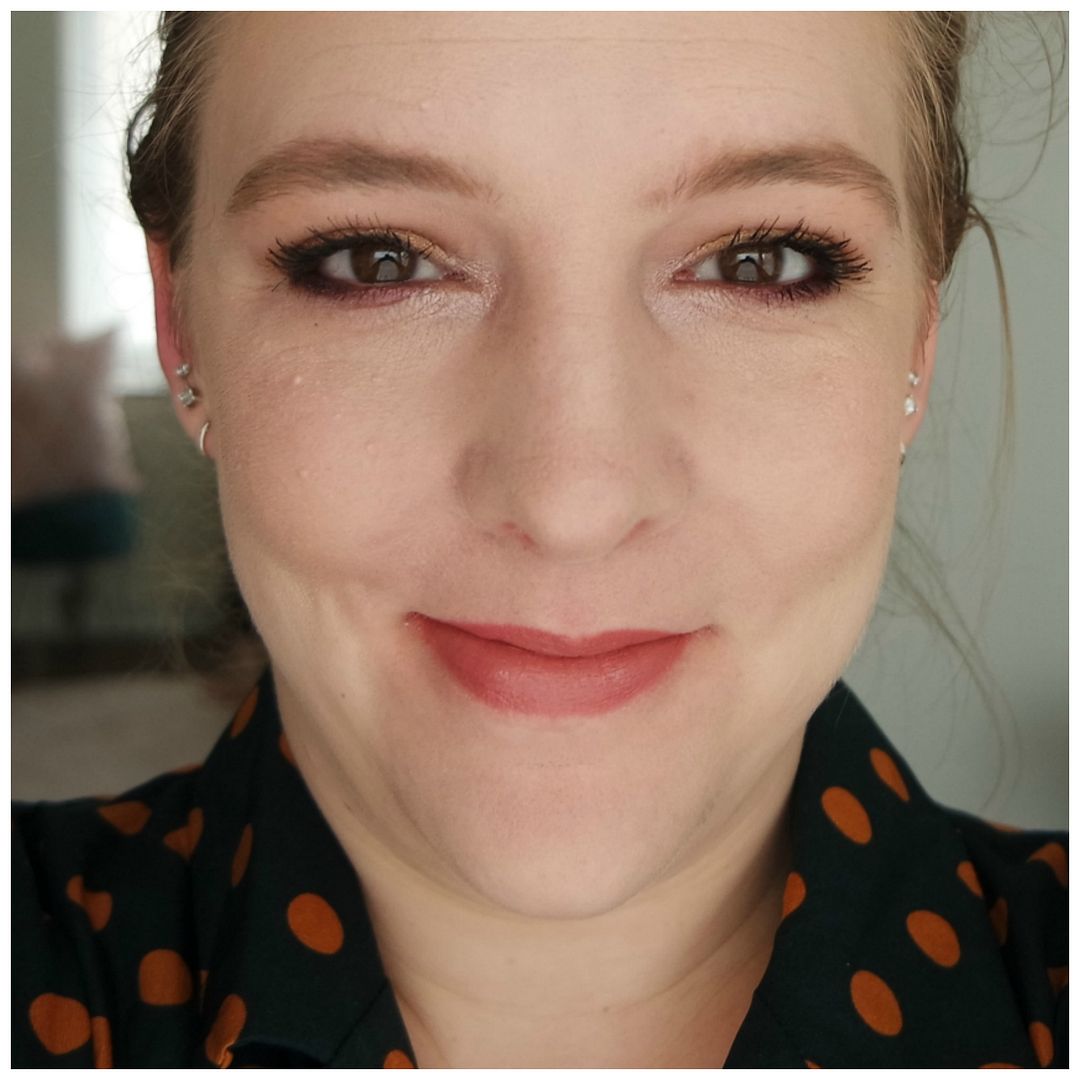 hourglass vanish stick foundation review swatch makeup look application alabaster hourglass vanish stick foundation review swatch makeup look application alabaster