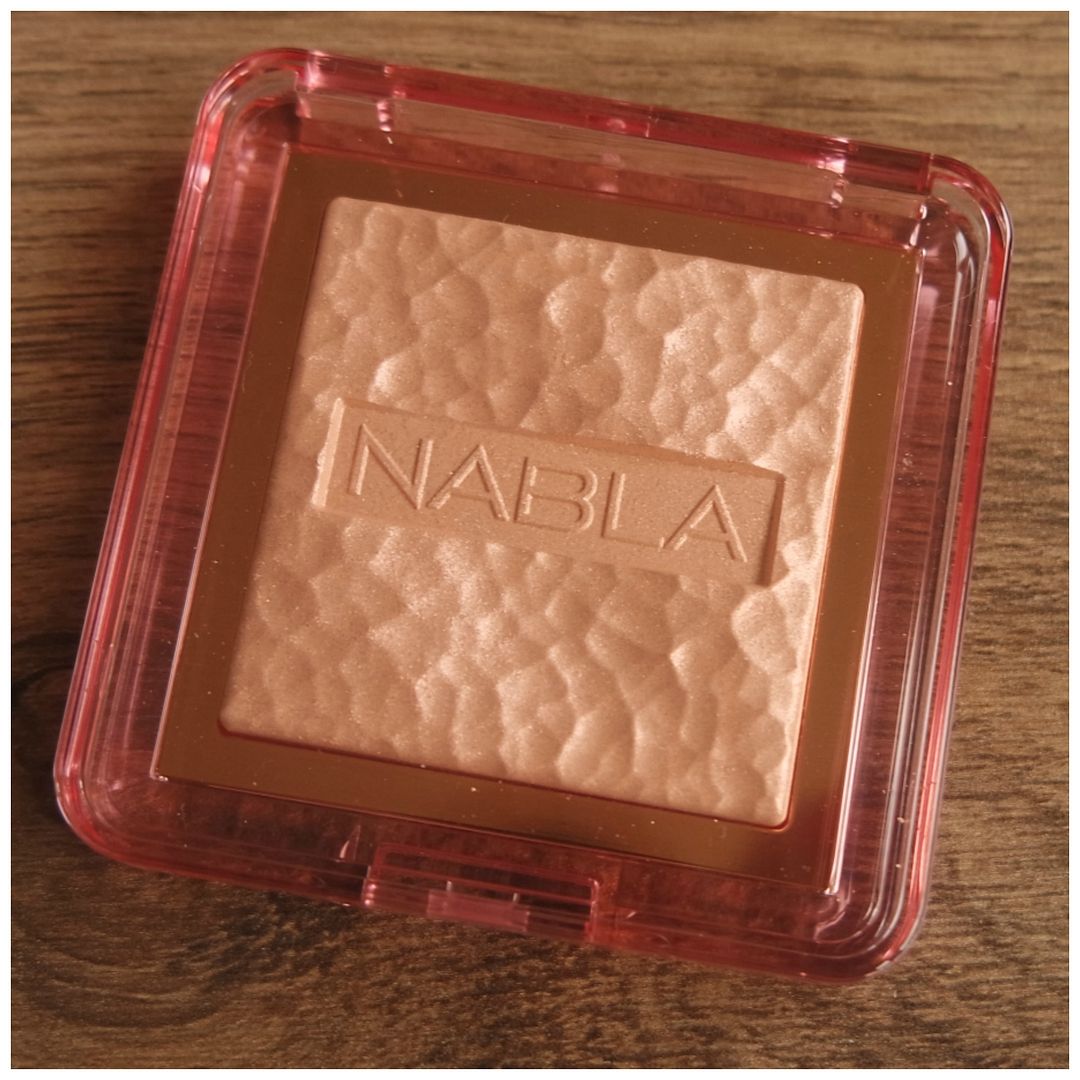 nabla skin glazing highlighter privilege review swatch application makeup look fair skin nabla skin glazing highlighter privilege review swatch application makeup look fair skin