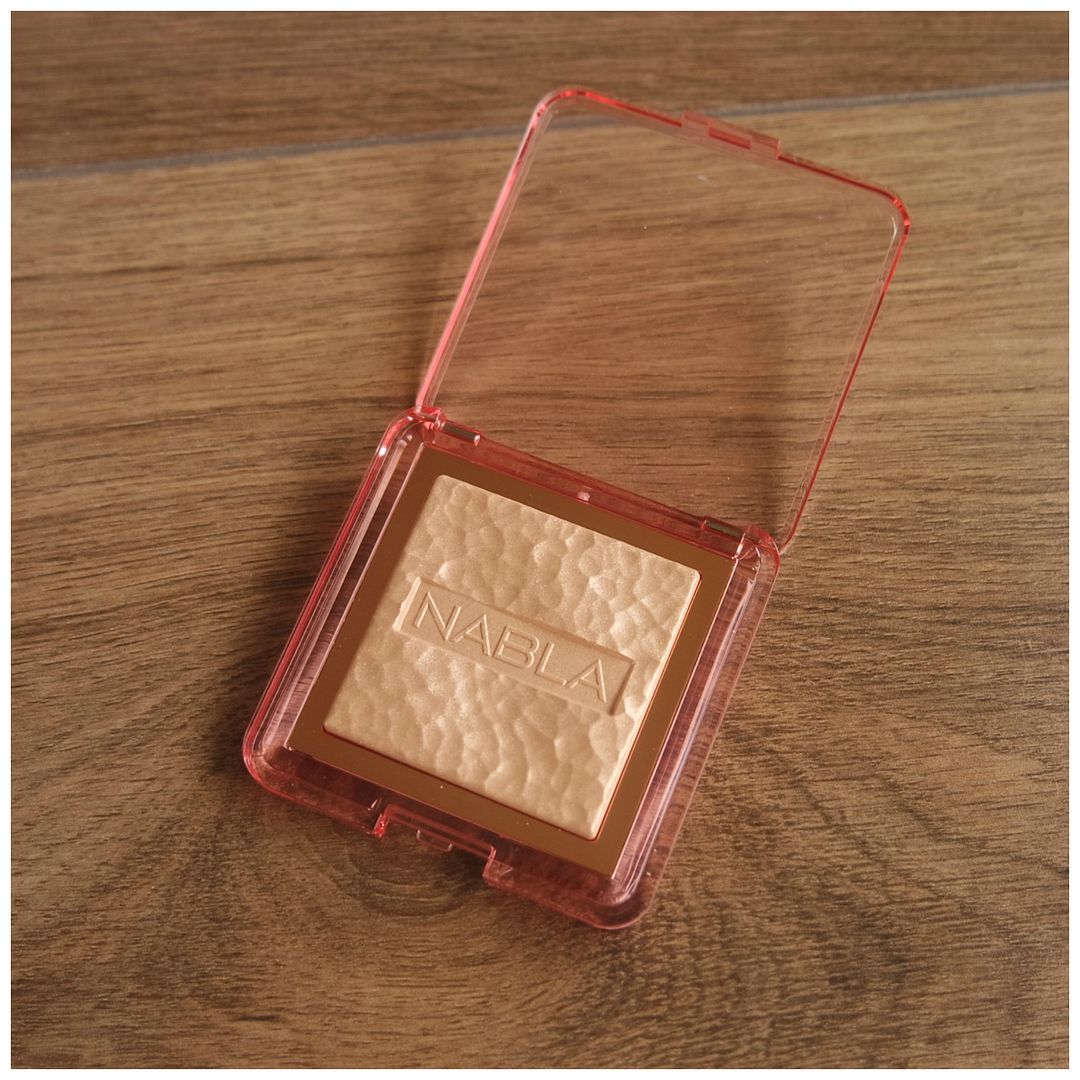 nabla skin glazing highlighter privilege review swatch application makeup look fair skin nabla skin glazing highlighter privilege review swatch application makeup look fair skin