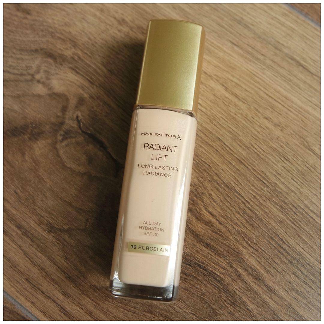 max factor radiant lift long lasting radiance all day hydration foundation review swatch application shade makeup look 30 porcelain max factor radiant lift long lasting radiance all day hydration foundation review swatch application shade makeup look 30 porcelain